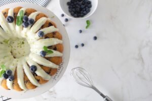 Decoração da receita de bolo de limão com mirtilos