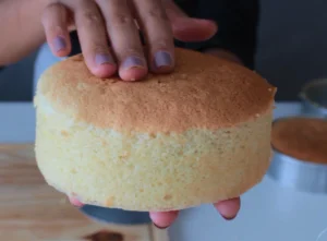 jana cabral segurando a massa pao de ló adaptado sem erro