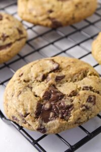 cookies de chocolate na grade de resfriamento