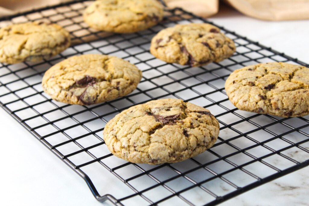 cookies de chocolate na grade de resfriamento