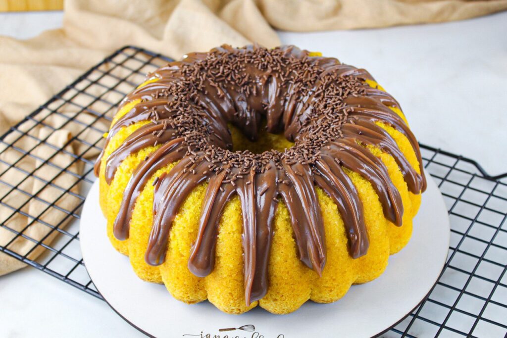 Cupcake de cenoura recheado de brigadeiro cremoso é delícia certa