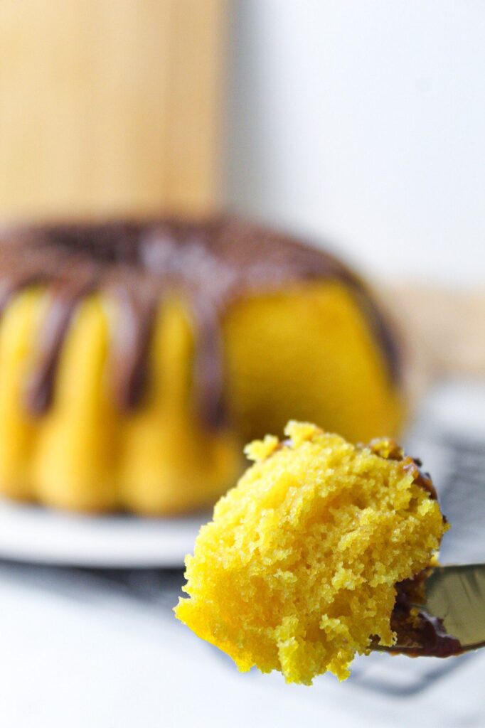 Bolo de cenoura com manteiga saboroso e com uma textura incrível