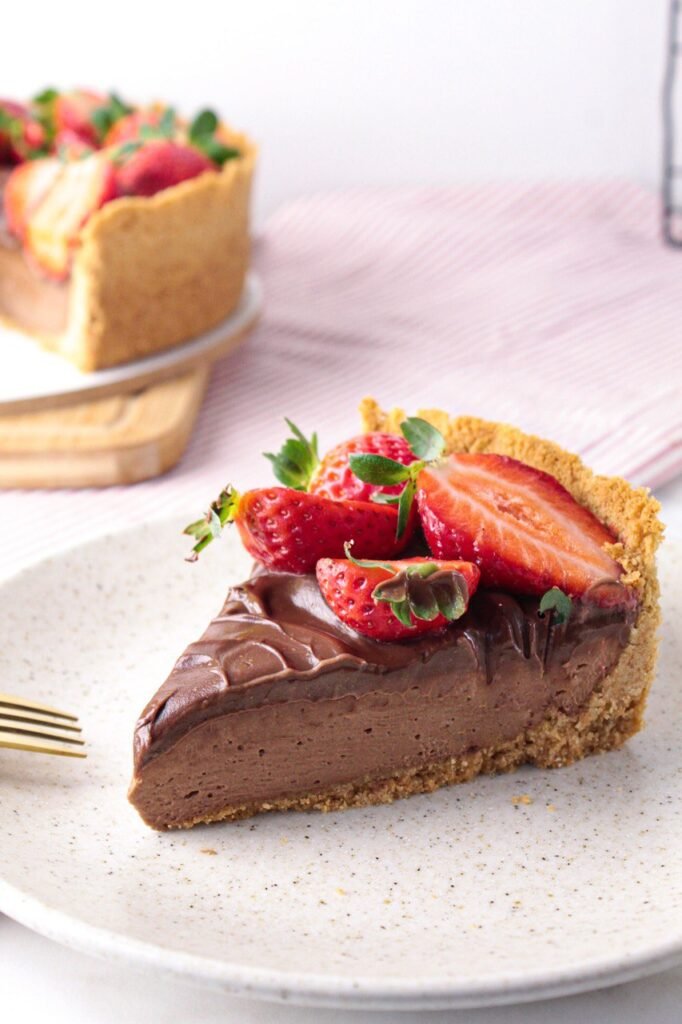 pedaço de torta de chocolate com morangos