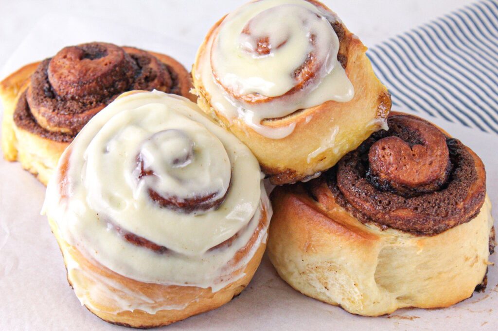 Cinnamon roll é um pãozinho doce de canela que foi criado na