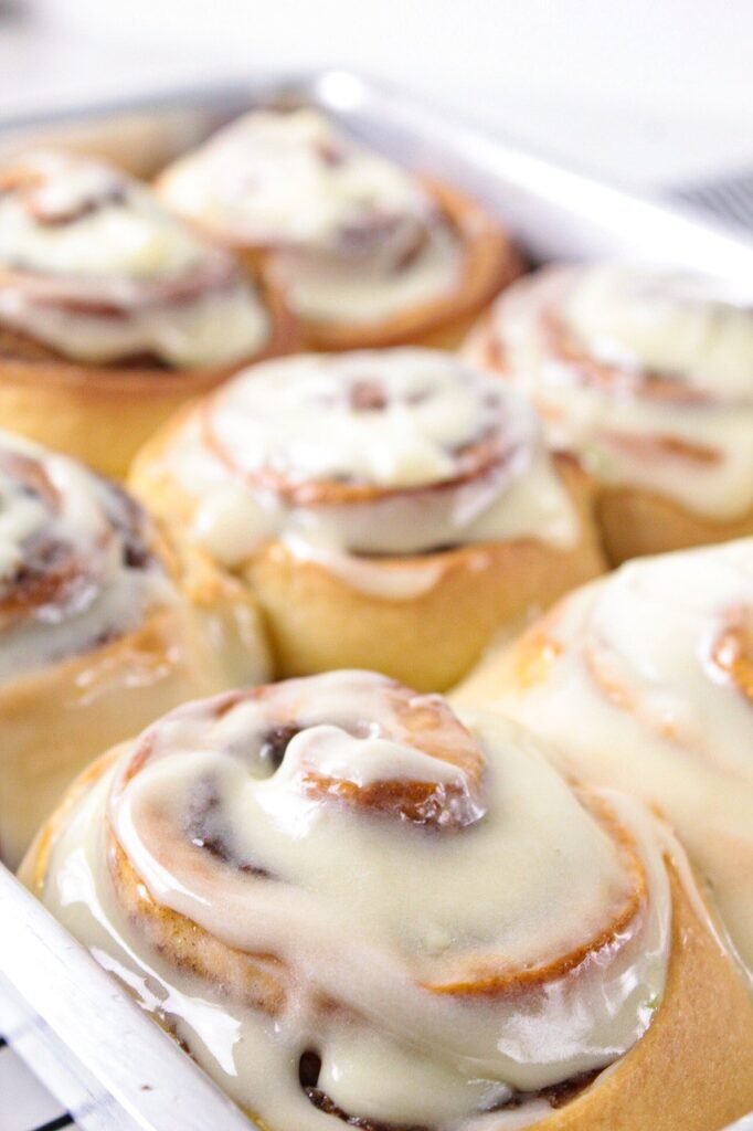 cinamon rolls com cobertura de cream cheese