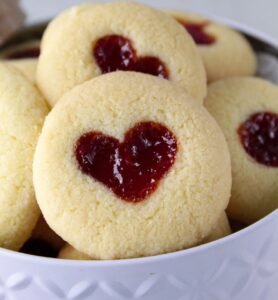 biscoitos amanteigados com goiabada