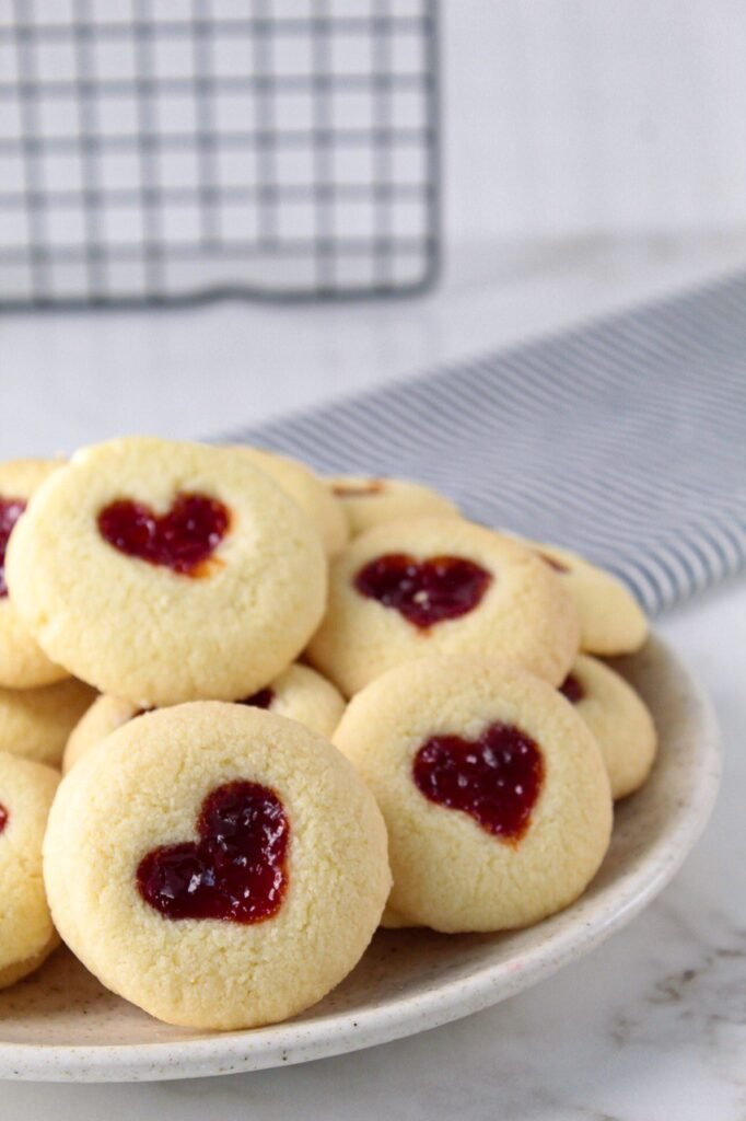 biscoitos amanteigados com goiabada - no prato