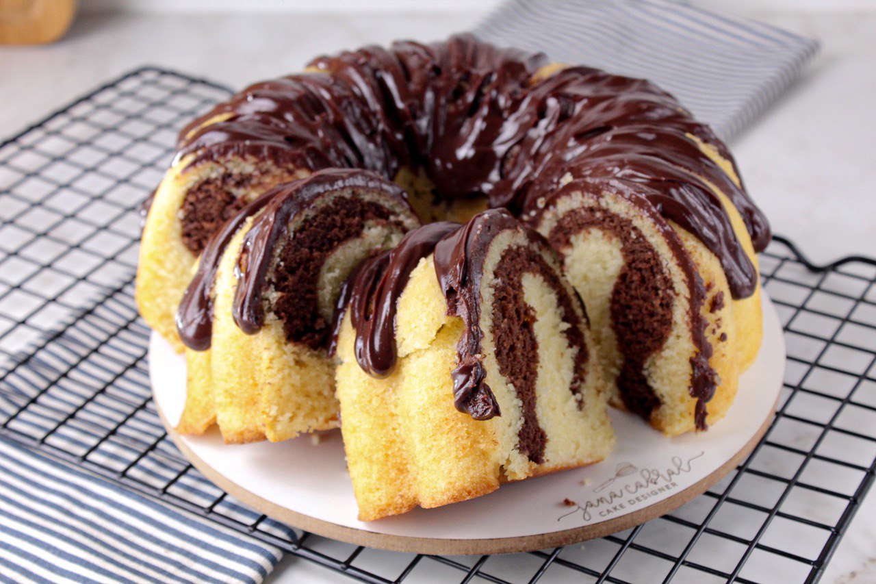 O BOLO DE CHOCOLATE MAIS FÁCIL DO MUNDO, FEITO MISTURANDO A MÃO