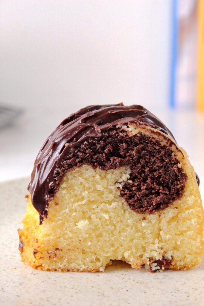 Como fazer bolo de chocolate sem glúten, leite e açúcar refinado