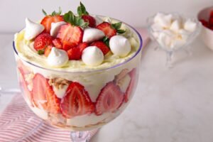 Receita de Merengue de morango na taça