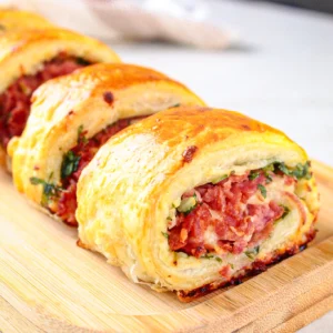 ideia de lanche rapido com massa folhada e calabresa