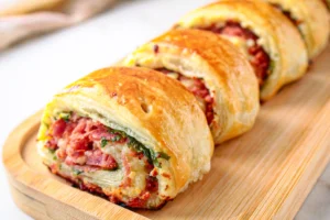 ideia de lanche rapido com massa folhada e calabresa