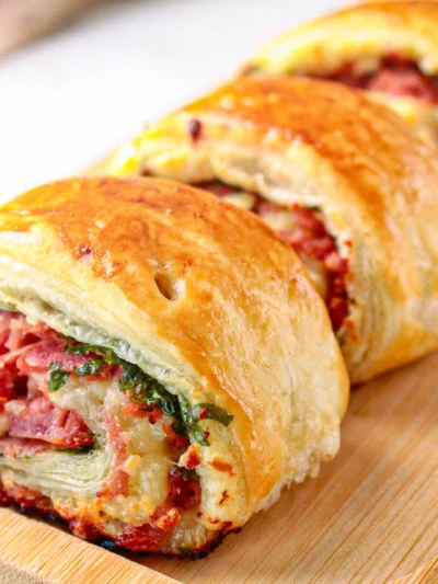 ideia de lanche rapido com massa folhada e calabresa