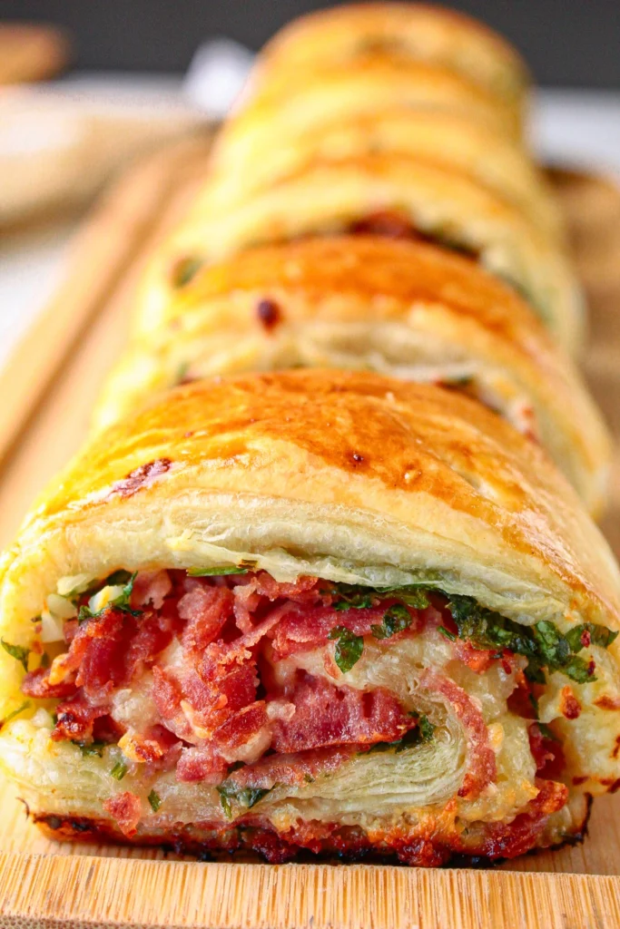 ideia de lanche rapido com massa folhada e calabresa