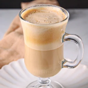 Imagine um creme denso e aveludado, com o sabor intenso e aromático do café, que se dissolve suavemente em leite quente ou frio.