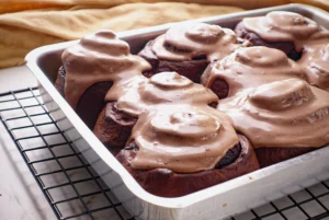 CINNAMON ROLLS DE CHOCOLATE: A MASSA MAIS FOFINHA QUE VOCÊ JÁ VIU!