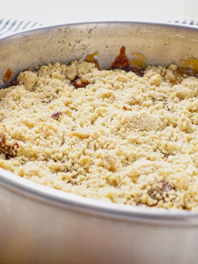 SOBREMESA DE UMA TRAVESSA SÓ: CRUMBLE DE BANANA E DOCE DE LEITE