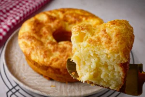 BOLO PÃO DE QUEIJO IRRESISTÍVEL: O SEGREDO PARA FICAR AERADO E FOFINHO.