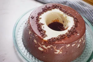 SEM OVOS E SEM BANHO-MARIA: O PUDIM DOIS AMORES MAIS FÁCIL DO MUNDO