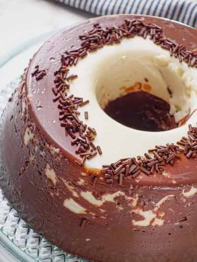 SEM OVOS E SEM BANHO-MARIA: O PUDIM DOIS AMORES MAIS FÁCIL DO MUNDO