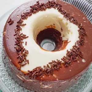 SEM OVOS E SEM BANHO-MARIA: O PUDIM DOIS AMORES MAIS FÁCIL DO MUNDO