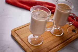 Leite quente caramelizado