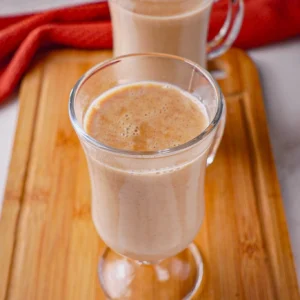 Leite quente caramelizado